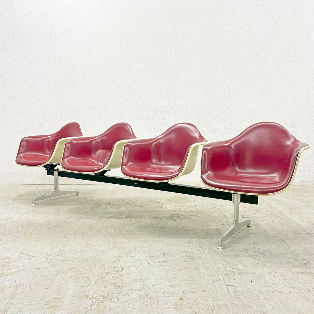 【登戸BASE店】ハーマンミラー Herman Miller ビンテージ エアポートベンチ タンデムシート 4連 アームシェル 2nd PVCレザー イームズ 希少 買取させていただきました。