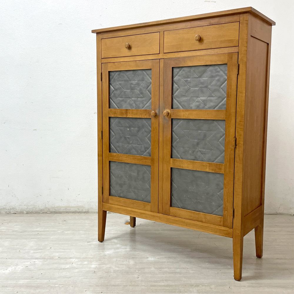 【祖師ヶ谷大蔵店】イーセンアーレン ETHAN ALLEN ビンテージ パイセーフ キャビネット Pie Safe Cabinet キッチンキャビネット 食品保管庫 パイン材 パンチングメタルドア アーリーアメリカン カントリースタイル 米国家具 買取させていただきました。