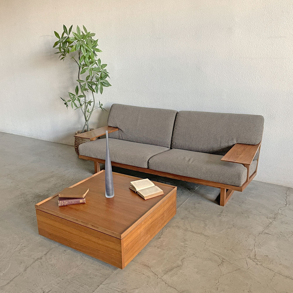 カリモク karimoku WU4753 3人掛け ソファ ウォールナット無垢材 参考価格約453,200円の品 ～ 木匠ジョージ・ナカシマ的なアンビエンスを漂わせる和みのソファ ～