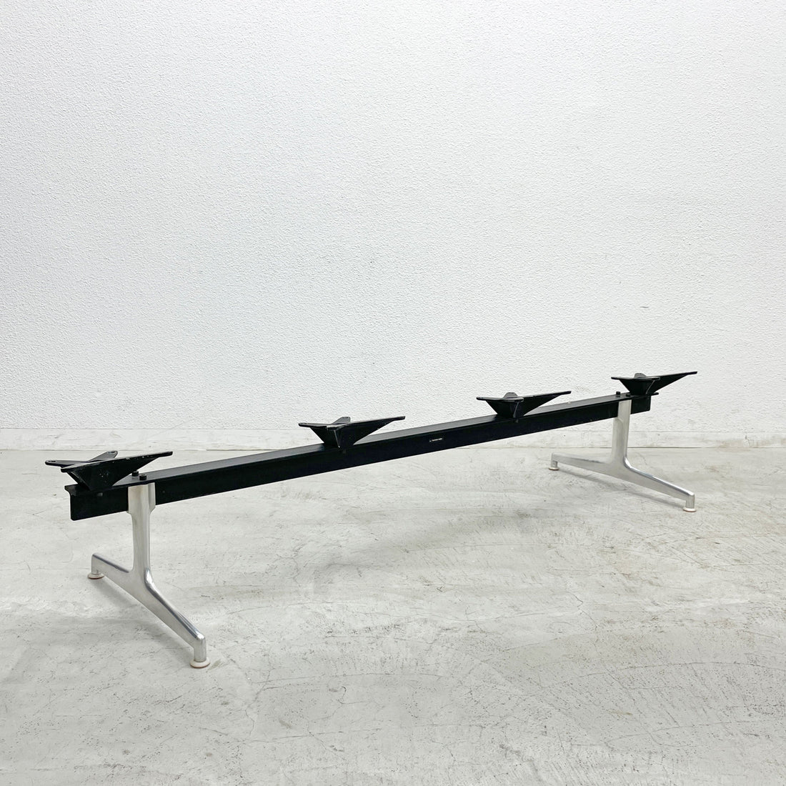 【登戸BASE店】ハーマンミラー Herman Miller ビンテージ エアポートベンチ タンデムシート 4連 サイドシェル用ベース イームズ 買取させていただきました。