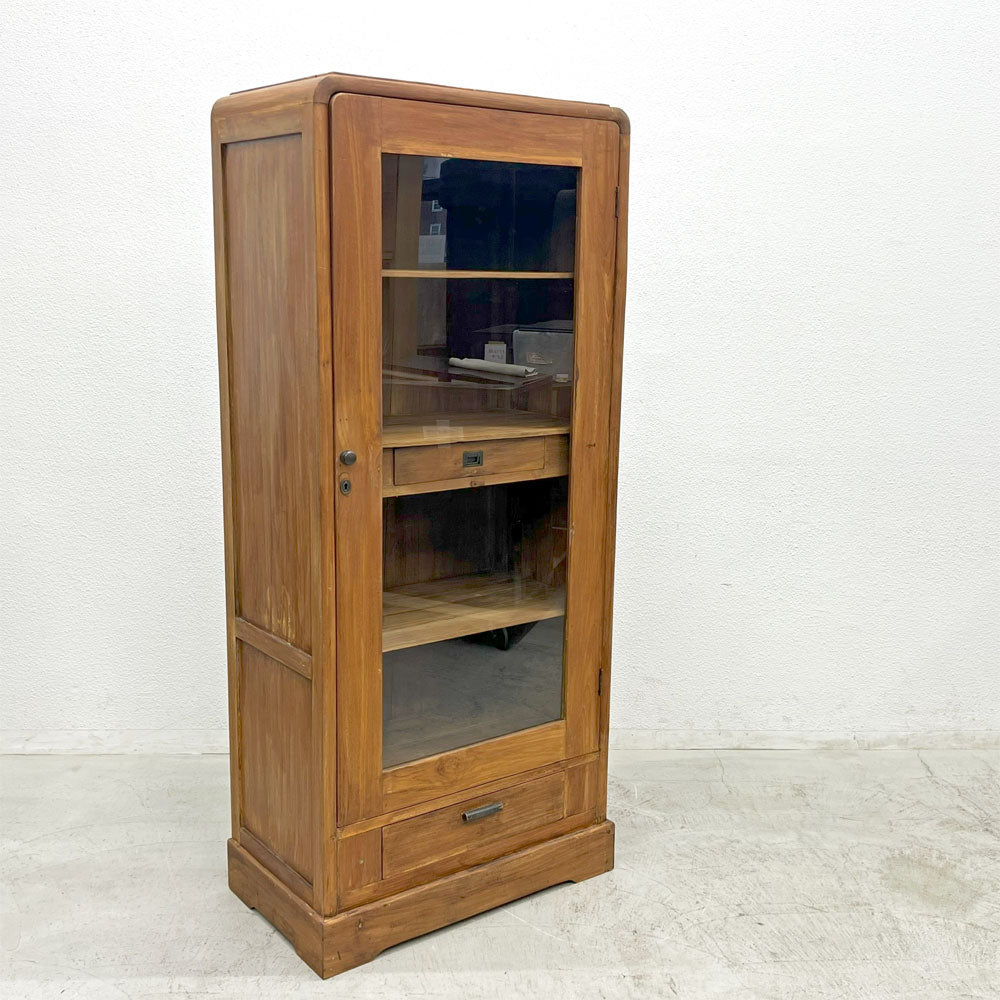 【登戸BASE店】オールドメゾン old maison ガラスキャビネット 2ドロワー 収納棚 W81cm 後付けLED照明 ディスプレイ 店舗什器 ビンテージデザイン 買取させていただきました。