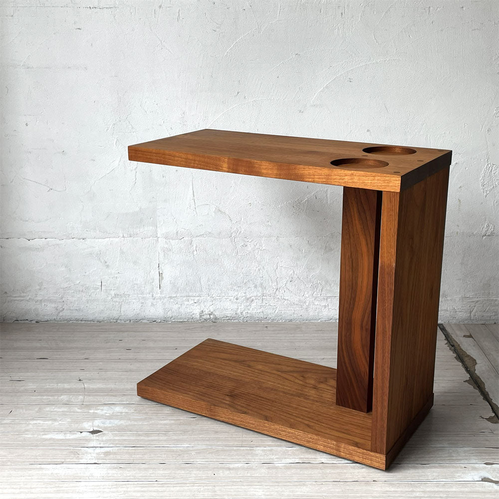 【下北沢店】マスターウォール MASTERWAL エルヴィス ELVIS サイドテーブル ウォールナット材 無垢材 アカセ木工 買取させていただきました。