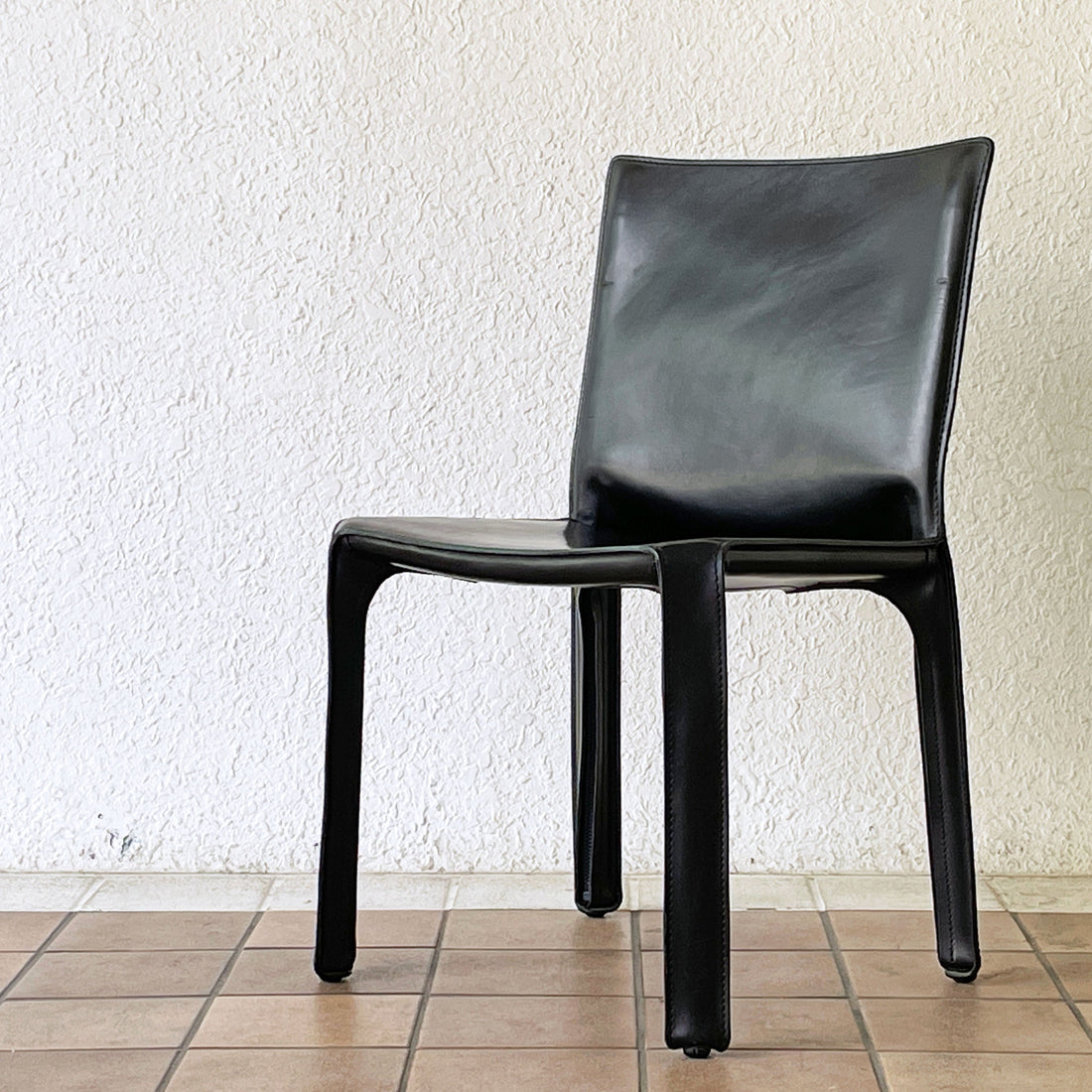 【用賀店】カッシーナ Cassina キャブチェア 412 CAB CHAIR アームレス 本革 マリオ・ベリーニ MoMA イタリアンモダン 定価￥308,000- 買取させていただきました。