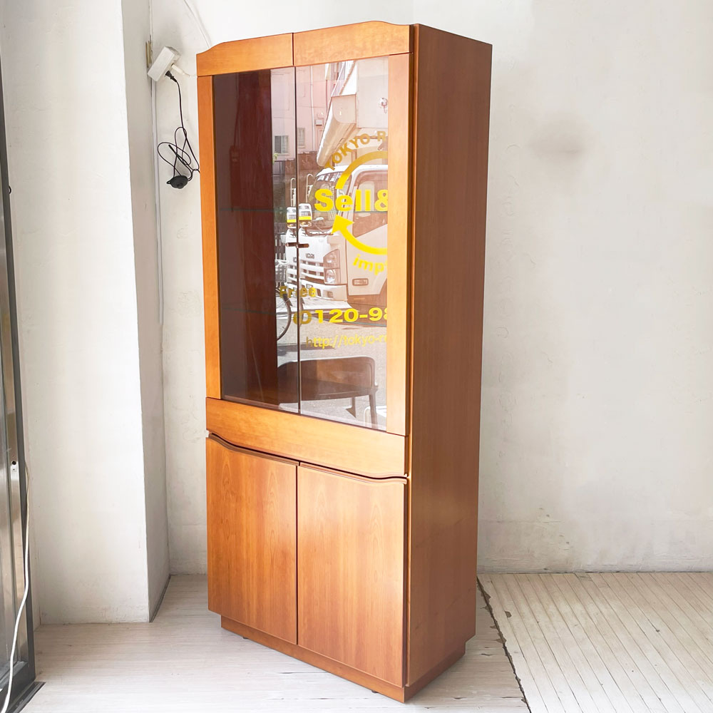 【下北沢店】スコービー Skovby KIRSEBAER モダンデザイン チェリー材 キュリオケース ダウンライト 天井照明 カップボード キャビネット 飾り棚 北欧家具 買取させていただきました。