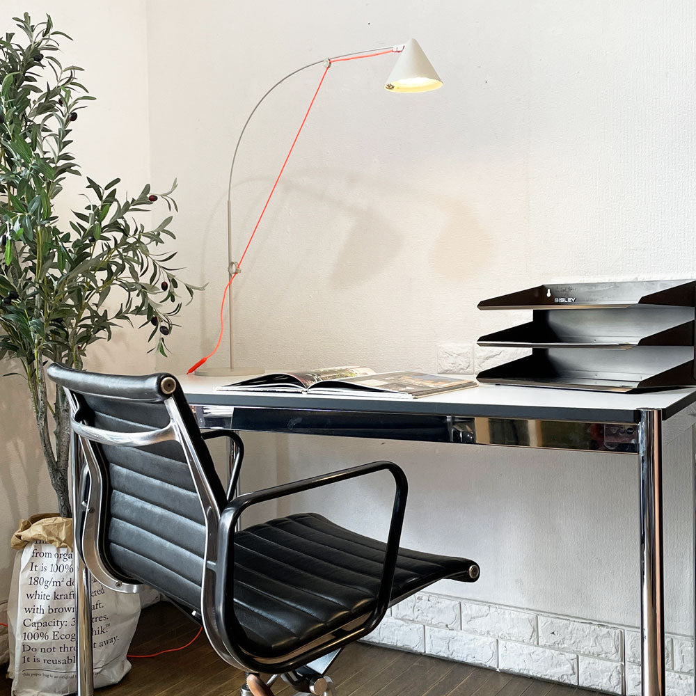 ハーマンミラー Herman Miller アルミナムグループ マネジメントチェア デスクチェア 本革 4本脚 アームチェア キャスター イームズ ビンテージ ～銀の呼吸と黒の波紋～