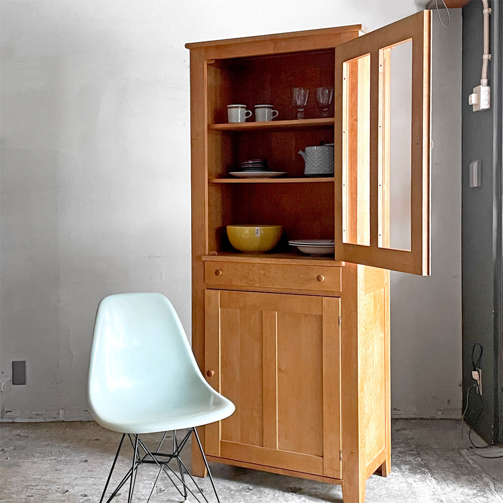 サザビー Sazaby メープル無垢材 ガラスキャビネット 幅75cm 食器棚 ナチュラルデザイン～朝日と共に食器選び～