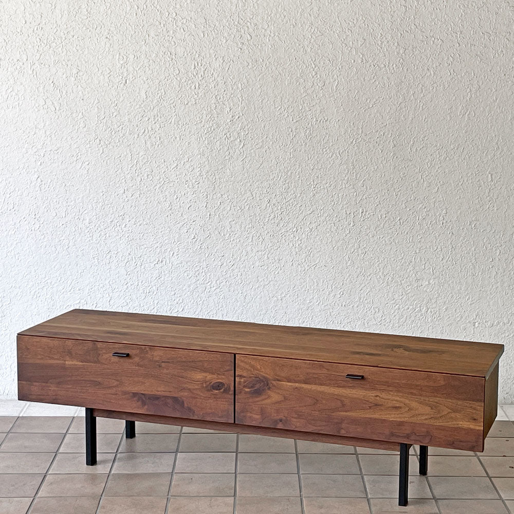  【用賀店】カーフ karf ノット Knot テレビボード TV board 150 Oak ローボード 150cm ウォールナット無垢材 ブラックスチール 定価￥198,000- 買取させていただきました。