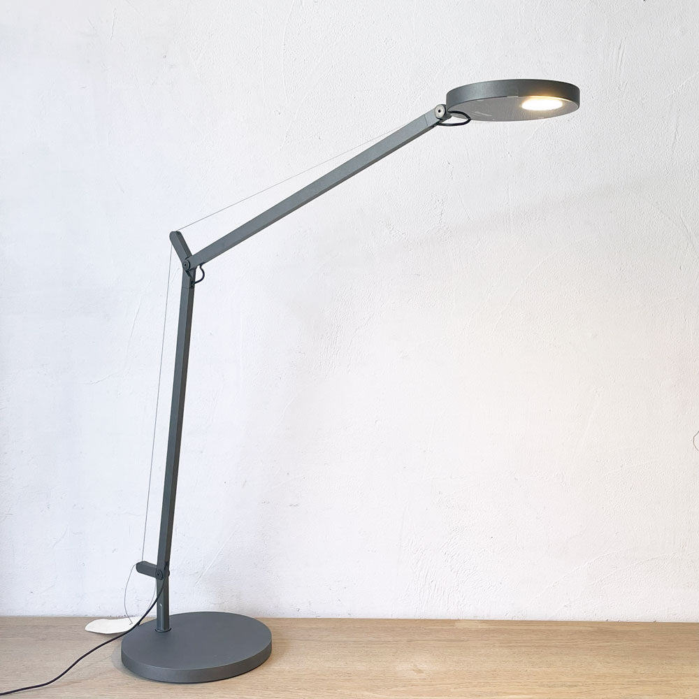 【下北沢店】アルテミデ Artemide デメトラ DEMETRA LED テーブルライト デスクライト 無段階調光機能 深澤直人 展示品 箱付き 買取させていただきました。