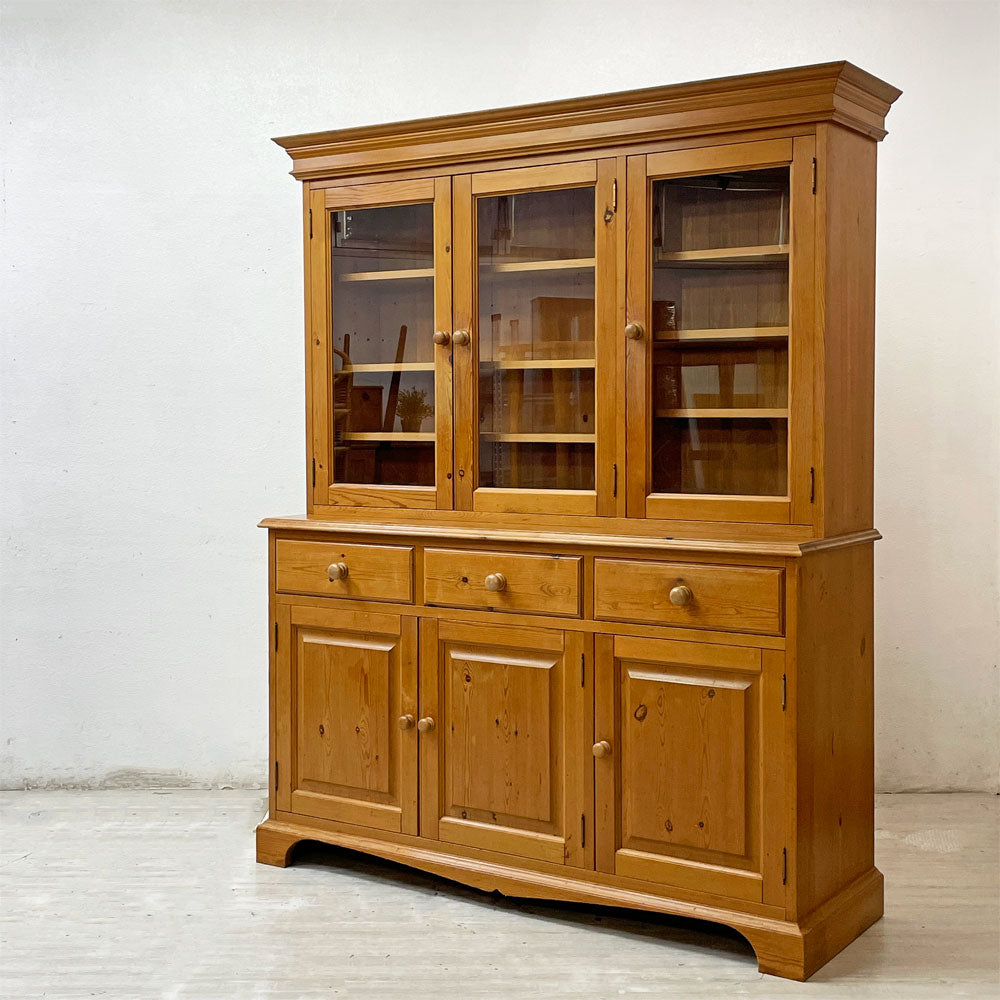 【祖師ヶ谷大蔵店】ペニーワイズ THE PENNY WISE パイン無垢材 カップボード 3ドア 食器棚 キャビネット 収納 英国家具 UKカントリー 買取させていただきました。