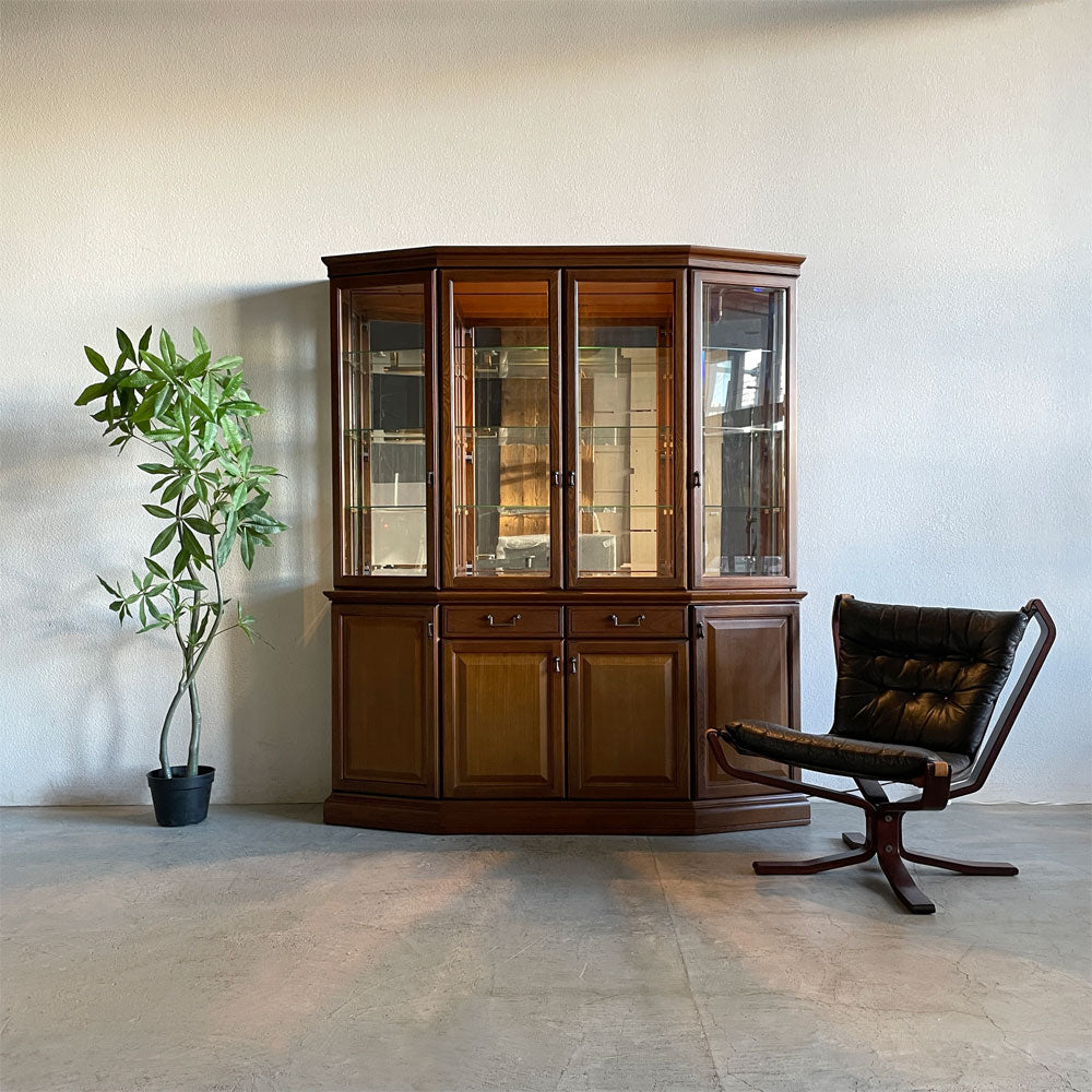 【登戸BASE店】 マルニ木工 maruni ビンテージ 地中海シリーズ ニレ材 照明付き リビングボード Big Ben 参考価格128.7万円 ガラスキャビネット 飾り棚 リビングボード 食器棚 カップボード 収納家具 キュリオケース 買取させていただきました。