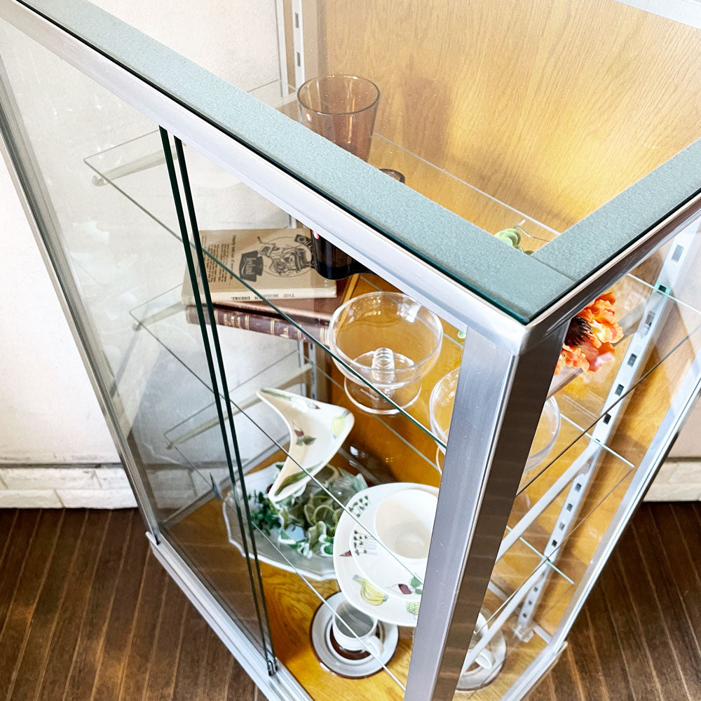 パシフィックファニチャーサービス PACIFIC FURNITURE SERVICE P.F.S. アルミナム ALUMINUM ガラスケース ショーケース AL-60D ～オーク材の背板が引き立つアルミ製ショーケース～