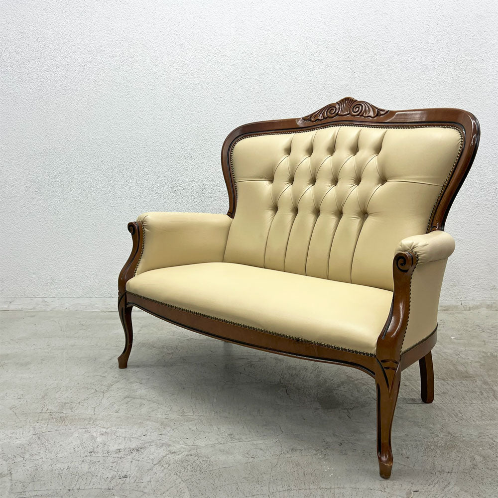 【登戸BASE店】イタリア アンティーク調 2人掛けソファ 2pソファ クラシカルデザイン W126cm 合皮 レトロ ヨーロピアン 木製フレーム 買取させていただきました。