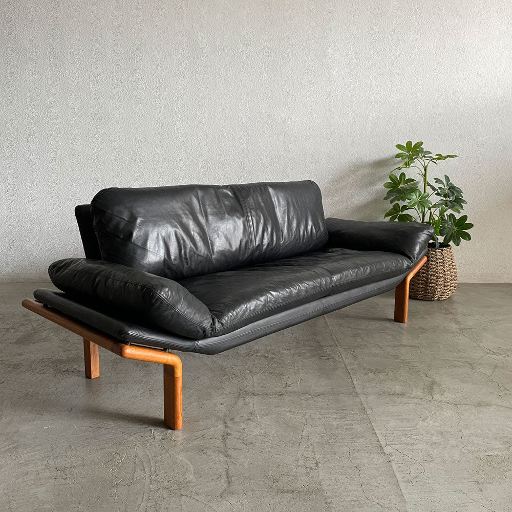 コンフォート モーベルファブリック Komfort Mobelfabrik 3人掛け ソファ 本革張り×チーク無垢材 Juul Kristensen 70年代 ビンテージ デンマーク 北欧モダン ～ 北欧ならではの有機的機能主義を色濃く体現したソファ！ ～