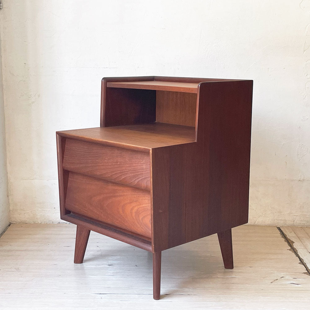 【下北沢店】ビンテージ チーク材 ナイトテーブル サイドチェスト 抽斗2杯 北欧テイスト 買取させていただきました。