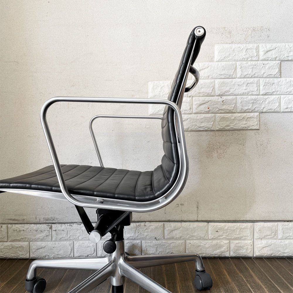ハーマンミラー Herman Miller アルミナムグループ マネジメントチェア デスクチェア 本革 ブラック アルミバフベース 5本脚 キャスタータイプ ガス圧昇降 C&R イームズ ～いろいろ座りくらべても、やっぱりコレになる～