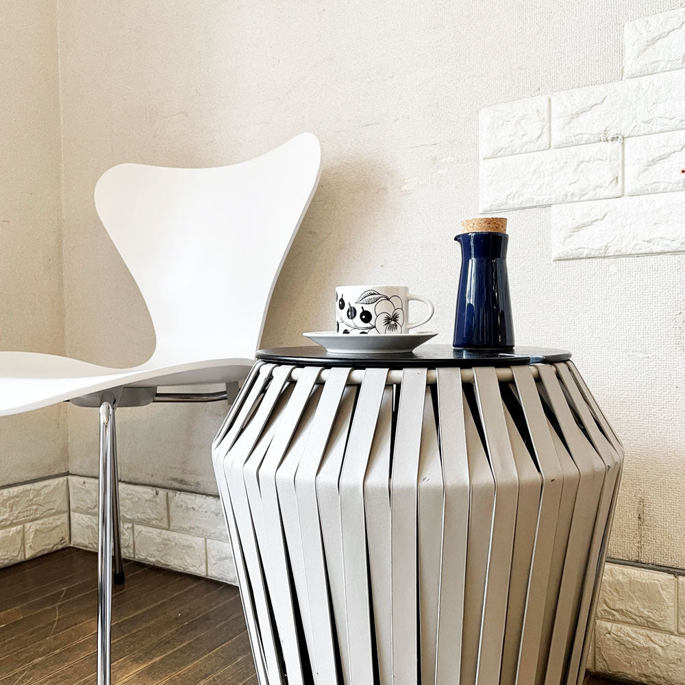 ボーコンセプト BoConcept バレンシア VALENCIA SIDE TABLE サイドテーブル 収納バスケット ボンデッドレザー グレー Φ41cm モートン・ゲオーセン 廃番 ～機能性と素材感のバランスに優れたシンプルモダン～
