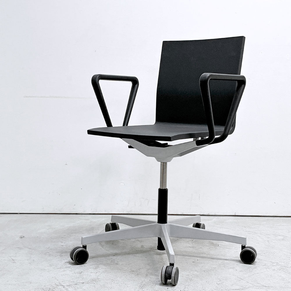 【祖師ヶ谷大蔵店】ヴィトラ vitra ゼロフォー 04. スタジオチェア アームレスト付 マールテン・ヴァン・セーヴェレン 昇降機能 ブラック  買取させていただきました。