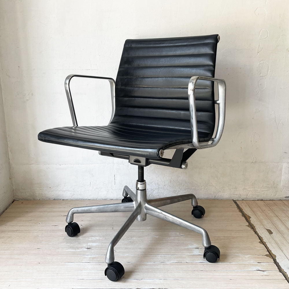 【下北沢店】ハーマンミラー Herman Miller アルミナムグループ マネジメントチェア 本革 5本脚 C&Rイームズ ミッドセンチュリー 定価￥400,400- 買取させていただきました。