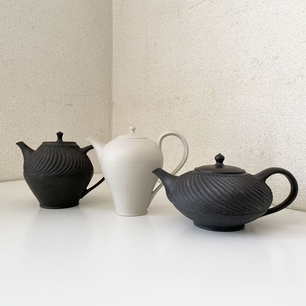 【経堂店】加藤財 ティーポット 急須 黒 太彫 焼締め 2点 & 白 1点 陶器 陶芸 現代作家 計3点 買取させていただきました。