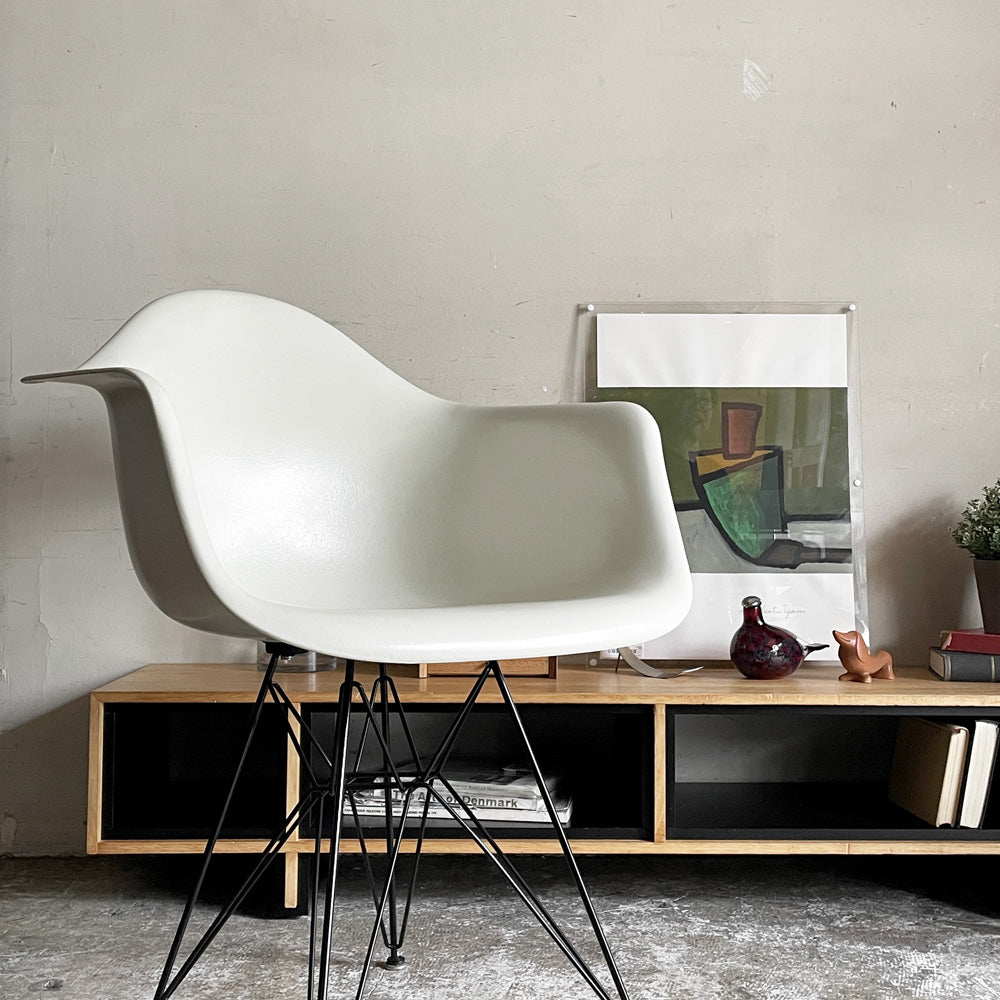 ハーマンミラー Herman Miller アームシェルチェア 現行FRP製 パーチメント エッフェルベース C&R イームズ ミッドセンチュリー～名作、再び～