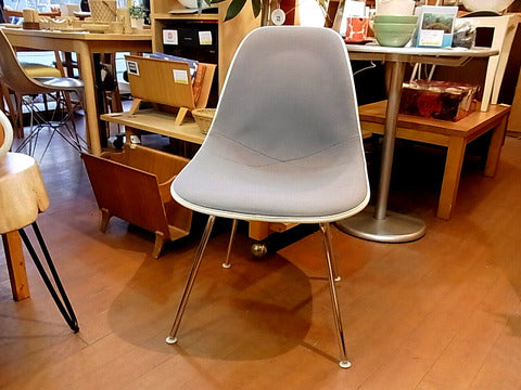 落ち着いた色彩のファブリックシェル～　Herman Miller / ハーマンミラー　サイドシェルチェア　グレーファブリック　後期サードモデル【買取と販売とレンタルのお店】