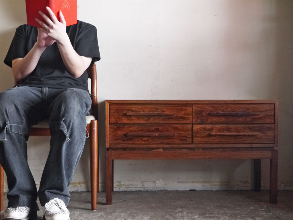 ノルウェービンテージ Norway Vintage ブライシュタイン BREISTEIN ブラジリアンローズウッド サイドチェスト ローチェスト 2段 4ドロワー 北欧家具 ～シンプルなエッジ、艶美な表情～