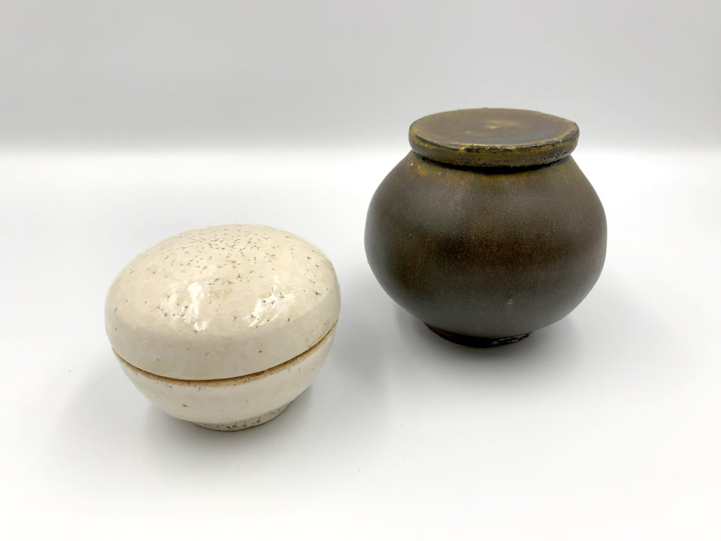 広川絵麻 丸い蓋物 シュガーポット ソースポット 小物入れ 深緑 こげ茶 白 陶芸作家 現代作家 中古品  買い取りしました。