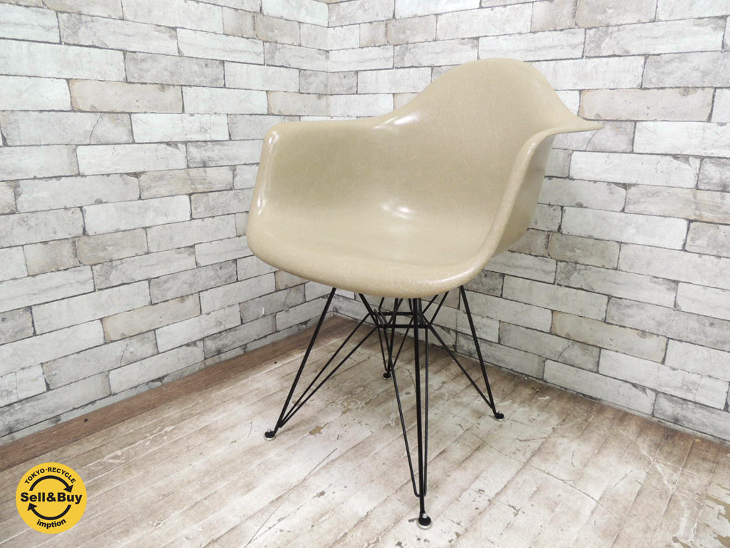 ハーマンミラー Herman Miller アームシェルチェア 2ndシェル グレージュカラー FRP x BKエッフェルベース 1stTYPE イームズ  中古品 買い取りしました。祖師ヶ谷大蔵店 出張買取もお任せ下さい。