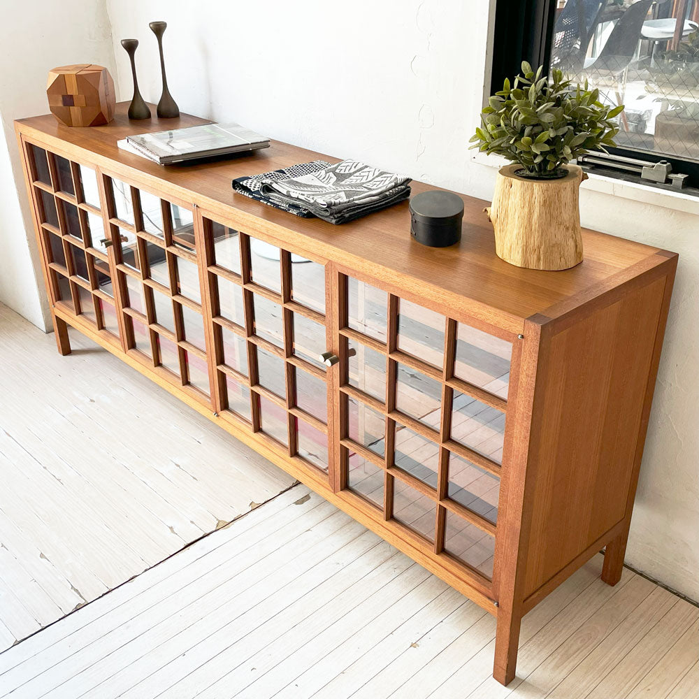 【下北沢店】ジャパンビンテージ Japan Vintage チーク材 サイドボード ガラスキャビネット 格子ガラス 店舗什器 買取させていただきました。