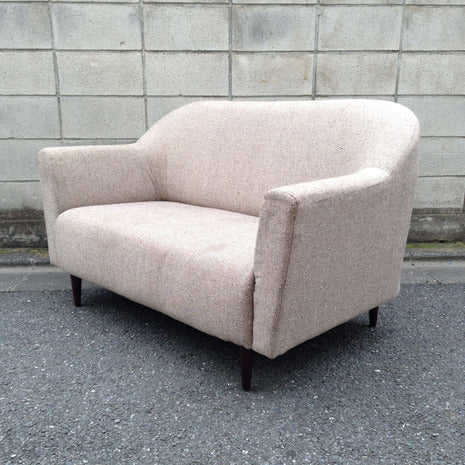 カップルに最適♪ロープライス★シンプル★ミッドセンチュリー&北欧インテリアに相性GOOD♪「B-COMPANY」オリジナル ファブリック2Pソファ 【出張買取＆販売＆レンタル】