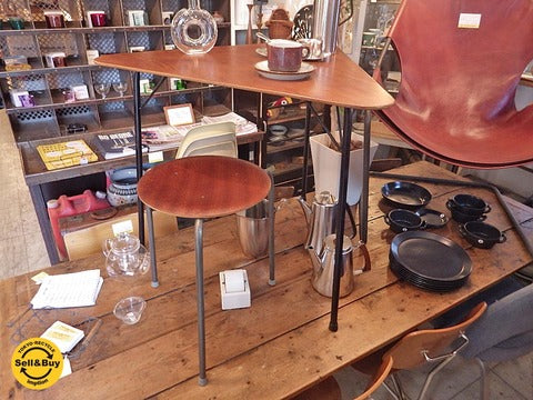 デンマーク チーク材プライウッド × アイアンレッグ トライアングル テーブル & スツール ～ 趣ある北欧家具で憧れのカフェスタイルを。 【買取と販売とレンタルのお店】