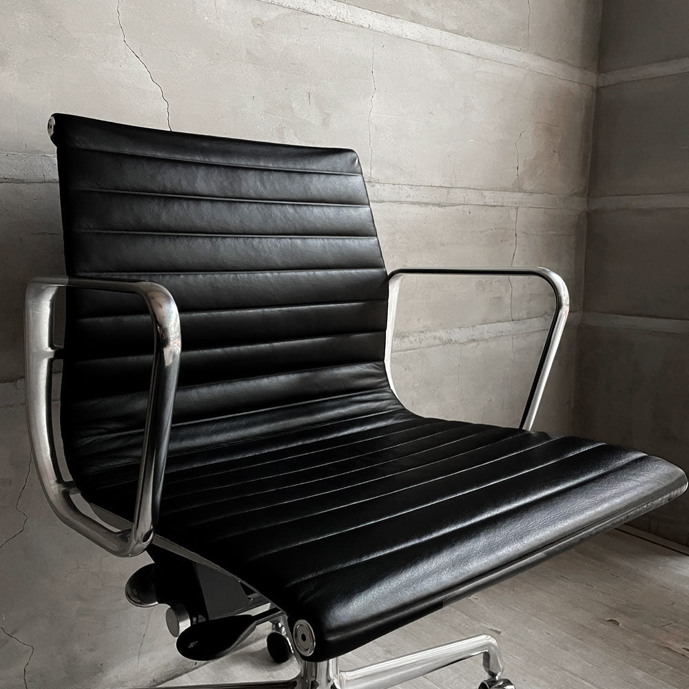 ハーマンミラー Herman Miller イームズアルミナムグループ マネジメントチェア アルミバフベース ガス圧昇降 5本脚キャスター 本革 レザー ブラック ～最高峰でミニマムな一脚～