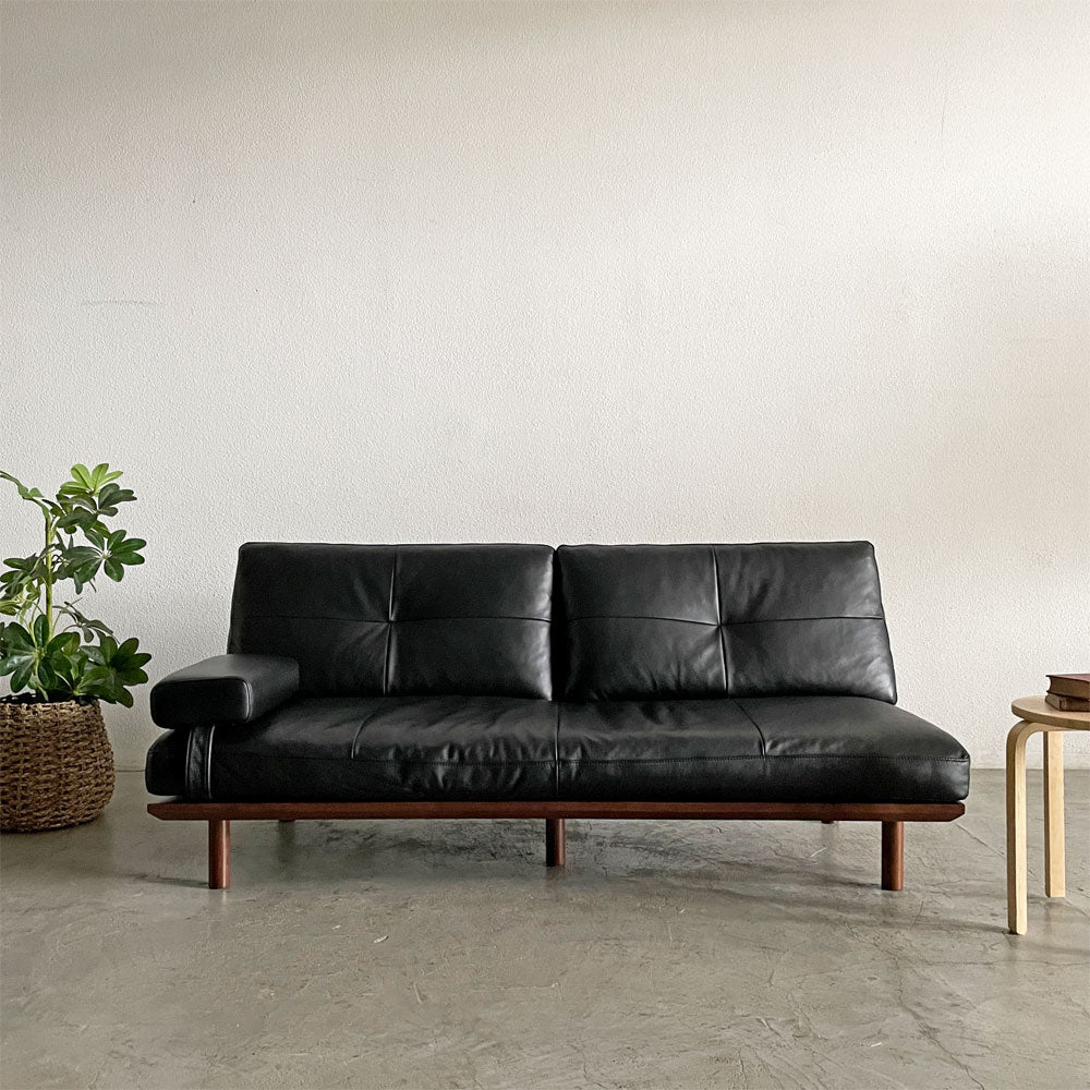 アクタス ACTUS ファイブバイファイブ five by five フラッド FLAD 2.5シーターソファ W180cm 本革 ブラックレザー ウォールナット材 松岡智之 サイドピロー付 合計定価￥316,800- ～ 圧倒的な解放感をもたらすソファ ～