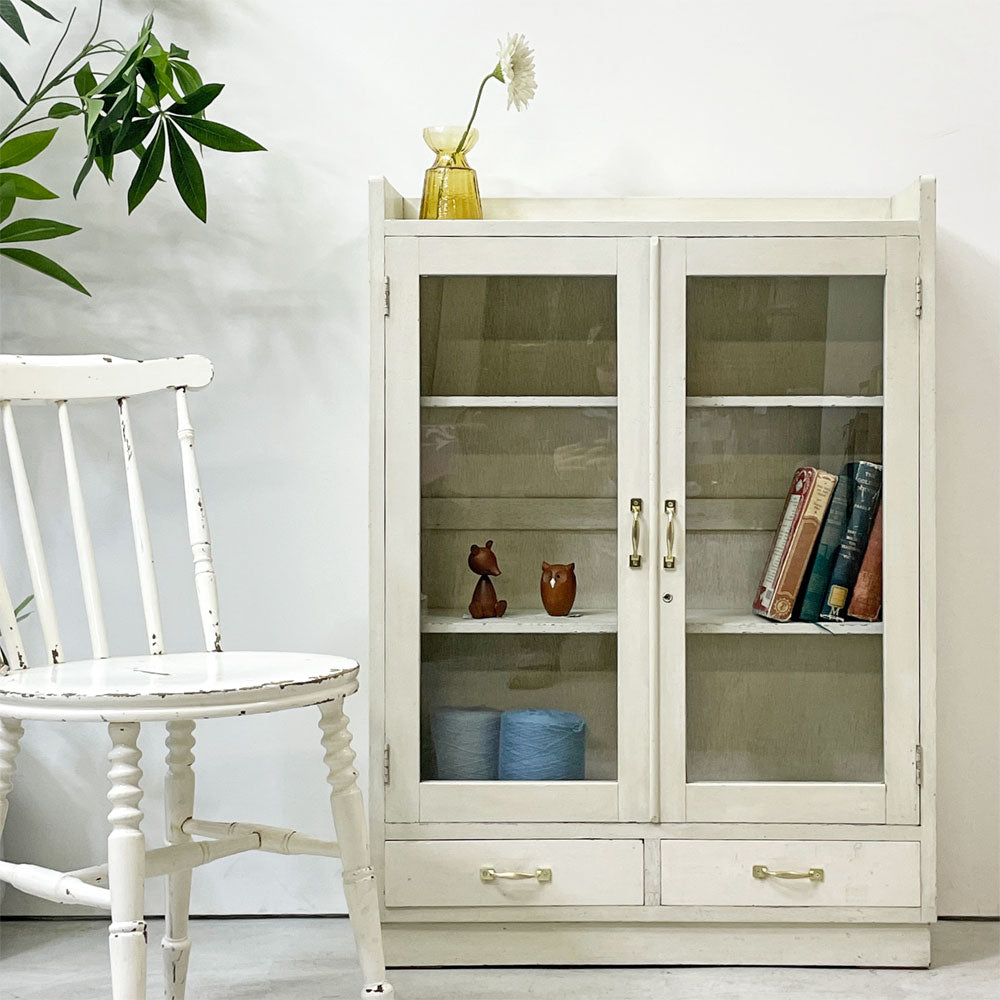 【祖師ヶ谷大蔵店】ジャパンビンテージ Japan Vintage ガラスキャビネット 本棚 飾り棚 3段 抽斗2杯 ガラス扉 ホワイトペイント シャビー 古家具 買取させていただきました。