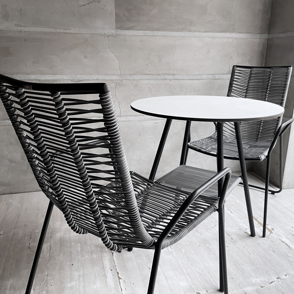 【学芸大学店】ボーコンセプト Bo Concept エルバ ELBA チェア 2脚 ガーデンチェア アームチェア ポリエチレンシート ＋ テーブル ガーデンテーブル カフェテーブル ラウンドトップ ラミネート天板 スチールフレーム デンマーク 北欧家具 買取させていただきました。