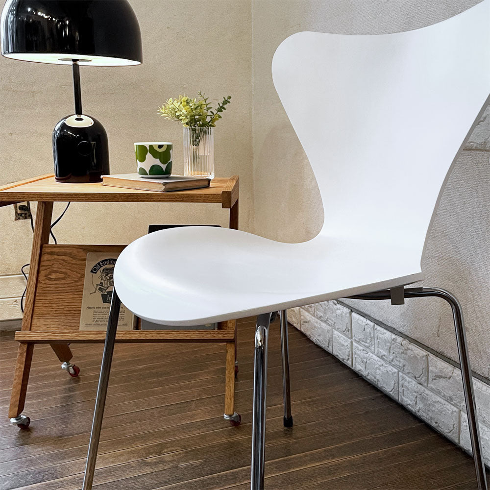 フリッツハンセン Fritz Hansen 3107 セブンチェア ラッカー仕上げ ホワイト スタッキング アルネ・ヤコブセン デンマーク 北欧家具 定価￥78,980-  ～ 今年70歳の貫禄～