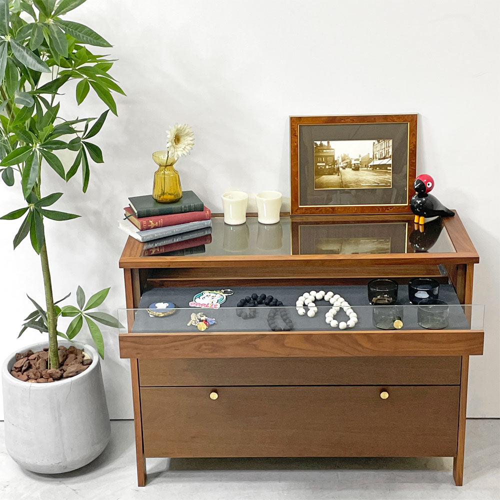 【祖師ヶ谷大蔵店】ニッポネア NIPPONAIRE コーニス KONISU コレクションチェスト ロータイプ W100cm ウォールナットカラー 真鍮ハンドル 関家具 定価￥140,800- 買取させていただきました。