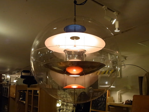 ～吹き抜け空間に浮かぶ美しい球体～ VP Globe グローブペンダントランプ　ヴァルナー・パントン 【買取＆販売＆レンタル】