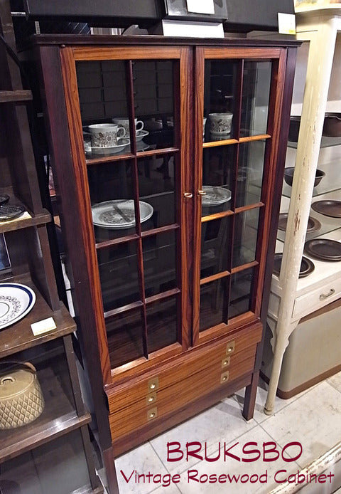 北欧＆ローズウッド＆スマートサイズな良質の家具～ノルウェー　BRUKSBO/ブルクスボ　キャビネット/キュリオケース