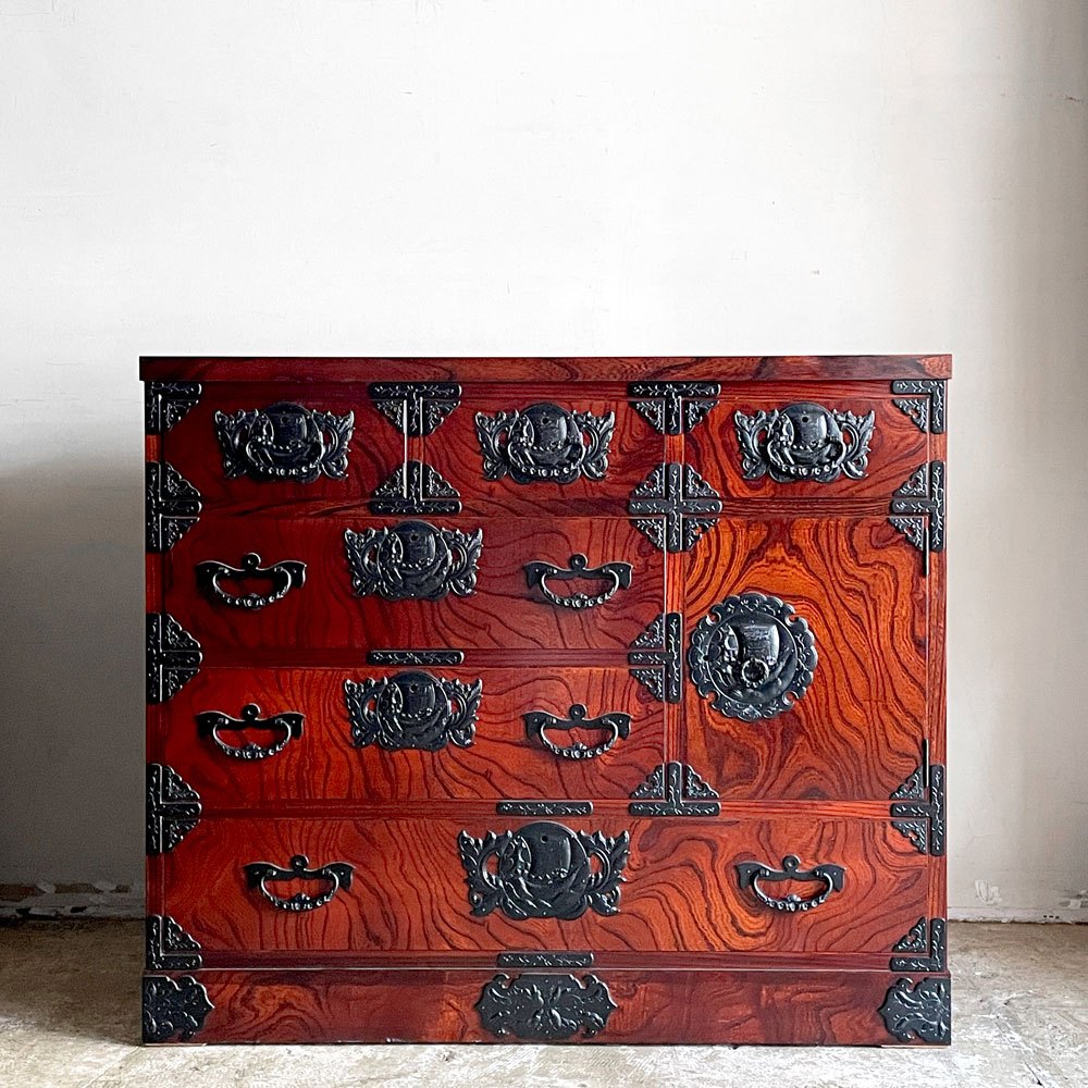 【自由が丘店】岩谷堂箪笥 チェスト 整理箪笥 欅材 4段8杯 かくし収納付き W100cm 伝統工芸品 漆塗 南部鉄器金具 民芸家具 和家具 買取させていただきました。