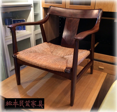 松本民芸家具 77型 ミズメザクラ ラッシ 座面 曲肘 椅子 アームチェア ～ ひとりの空間を良い椅子でくつろぐ 【買取と販売とレンタルのお店】