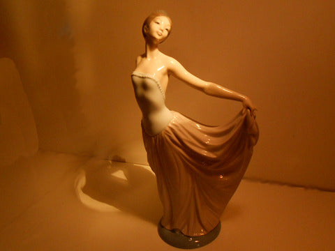 L ladoro リヤドロ　Dancer‟踊る少女”展示品～息をのむ美しさ【買取と販売とレンタルのお店】