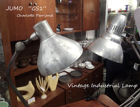 フランス JUMO シャルロット・ペリアン "GS1" アトリエランプとヨーロッパのインダストリアルなデスクライト ～ 作業台を照らす柔らかな灯り