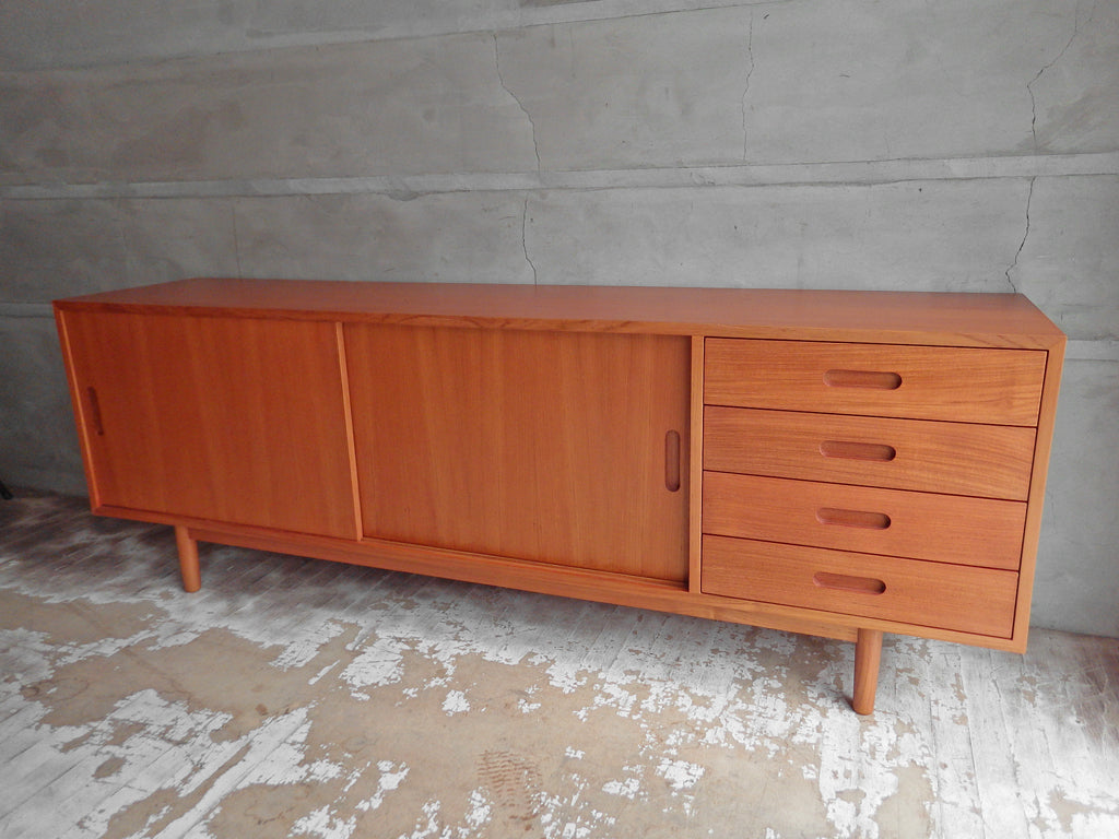 クロロス CHLOROS ファウンデーション Foundation アシンメトリー サイドボード AVボード チーク材 北欧デザイン W170cm 中古品 買い取りしました。