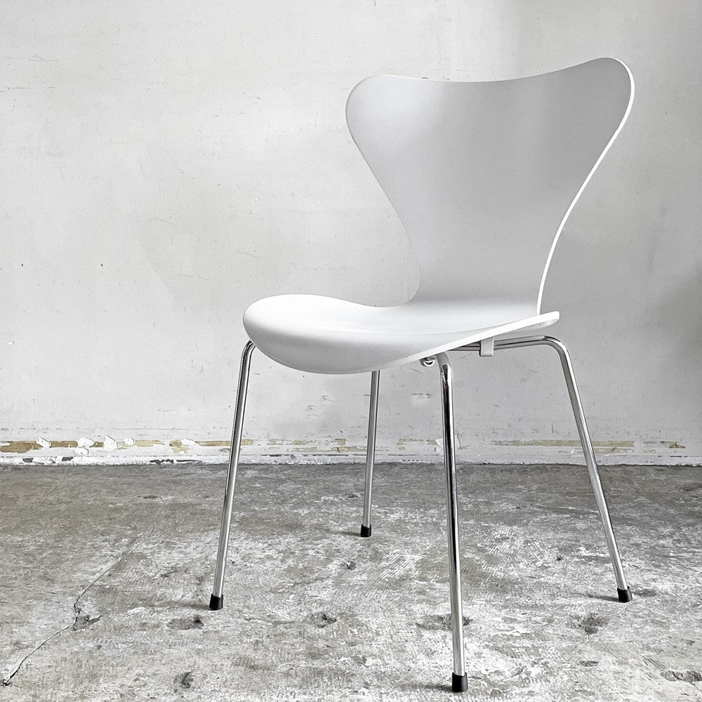 【自由が丘店】フリッツハンセン Fritz Hansen 3107 セブンチェア ラッカー仕上げ ホワイト スタッキング アルネ・ヤコブセン デンマーク 北欧家具 買取させていただきました。