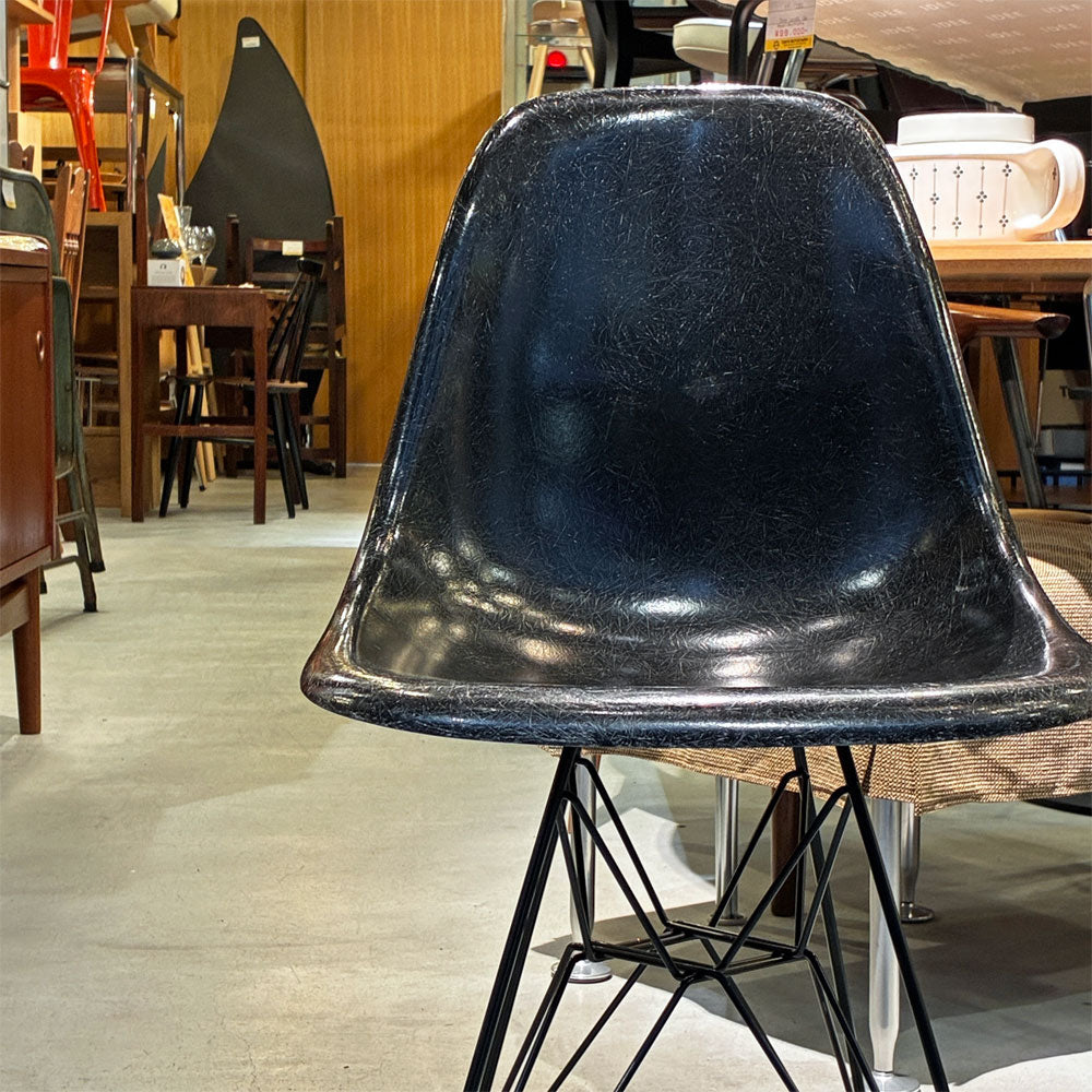 ハーマンミラー Herman Miller サイドシェルチェア セカンド 2nd FRP ブラック エッフェルベース イームズ ビンテージ ミッドセンチュリー ～一色の中の陰影～