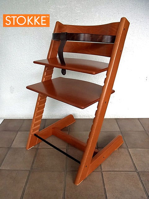 完売必至の超人気商品！お子様の成長に合わせて使えるステップアップチェア ～ Stokke/ストッケ 『TRIPP TRAPP/トリップトラップ』 新型 ガード付 チェリーカラー 【買取と販売とレンタル】