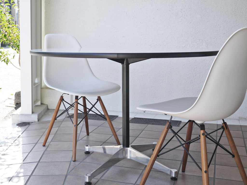 ハーマンミラー Herman Miller コントラクトテーブル Contract ラウンド テーブル Φ106.5cm & ハーマンミラー Herman Miller サイドシェルチェア ドゥエルレッグ DSW ポリプロピレン製 ホワイト×ウォールナット C&Rイームズ ミッドセンチュリー 中古品 買い取りしました。