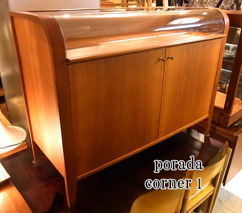 追い求めたのは使い手の満足する空間～ PORADA ポラダ　CORNER 1　チェリー材　曲げガラス  キャビネット【買取と販売とレンタルのお店】