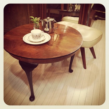 ウォールナットの荒々しく美しい木目。UKヴィンテージ ”ロイズアンティークス”ラウンドテーブル”【出張買取＆販売＆レンタル】